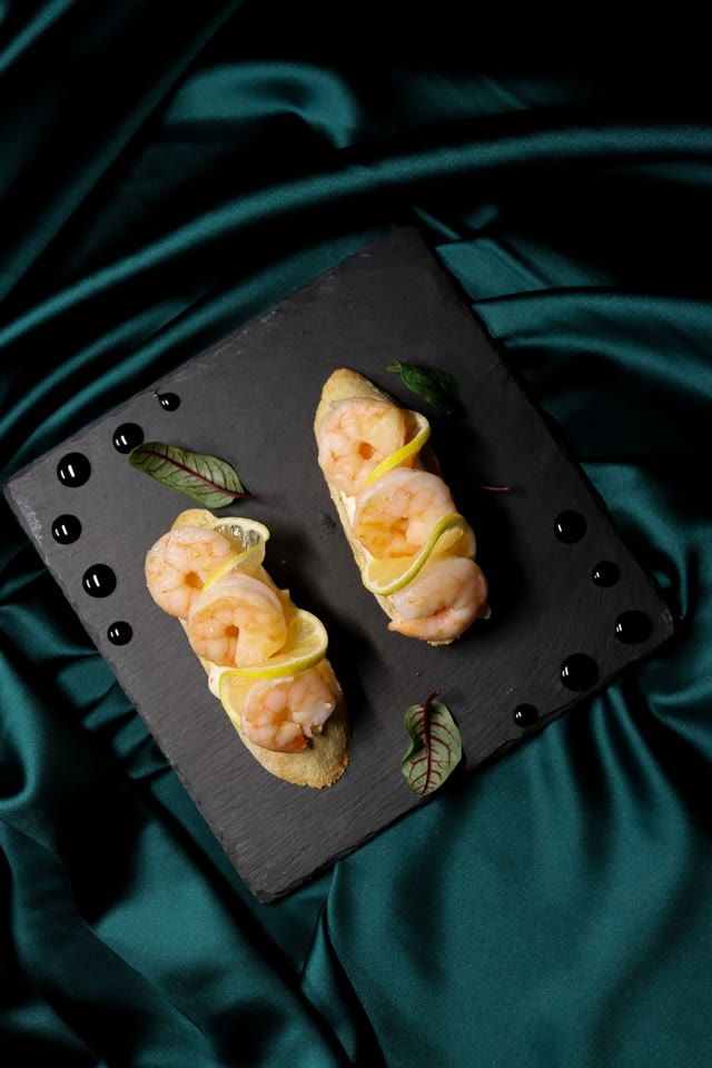 Bruschetta z kremowym dipem chili, krewetkami i plasterkami cytryny