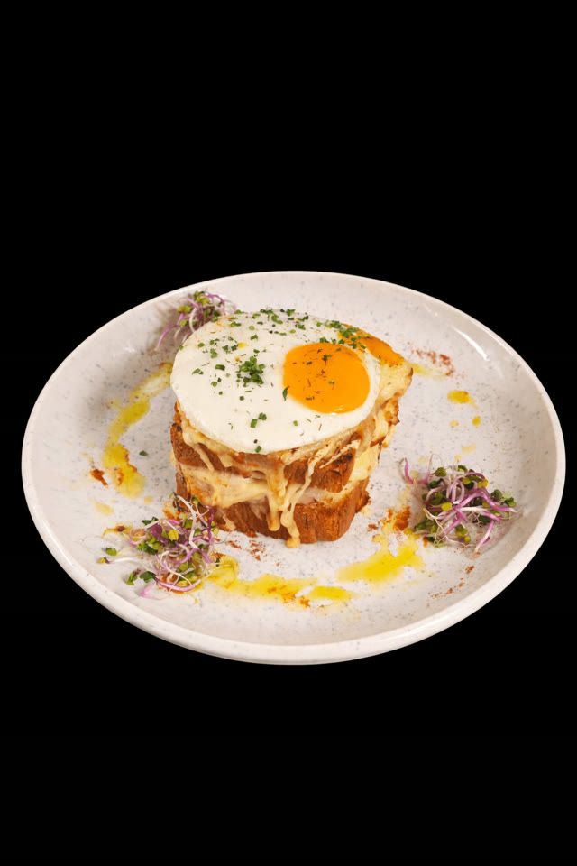 Croque Monsieur z jajkiem sadzonym